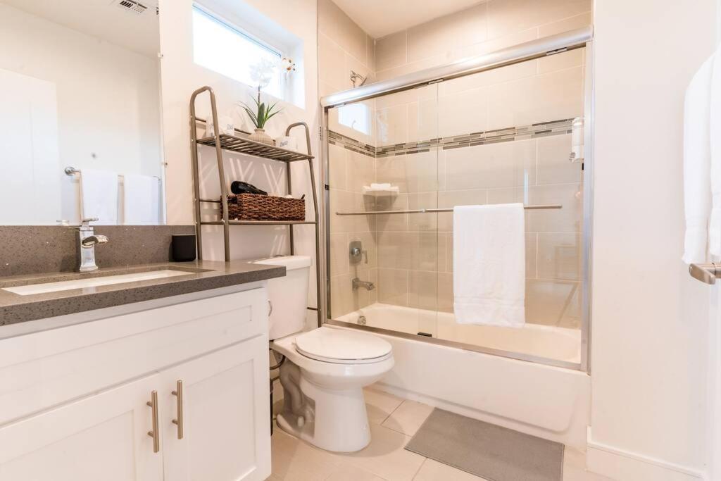 Calm & Cozy 2 Bedroom Townhome 10 Min From Universal Los Angeles