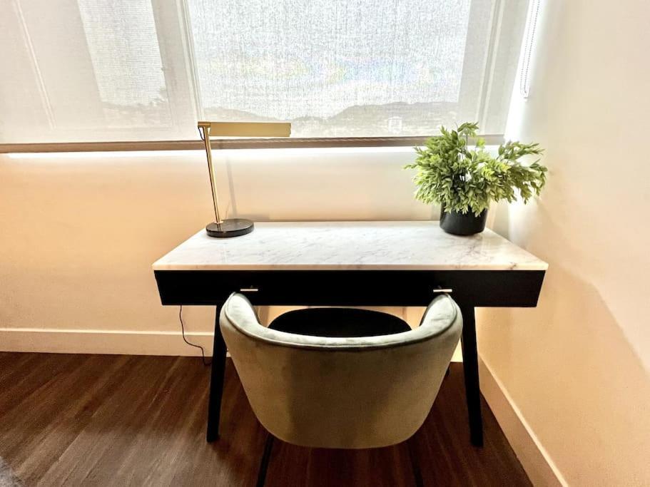 New Designer Corner Penthouse 2 Bedroom W/ 3 Beds Apartment *