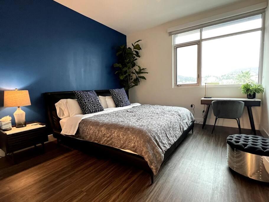 Apartment New Designer Corner Penthouse 2 Bedroom W/ 3 Beds