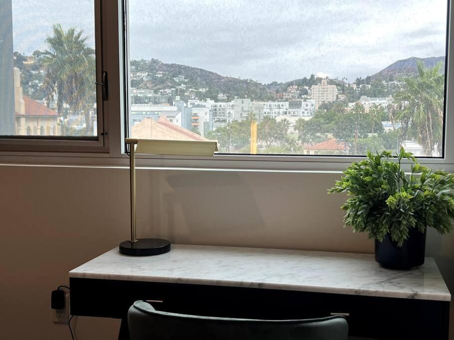 Apartment New Designer Corner Penthouse 2 Bedroom W/ 3 Beds Los Angeles