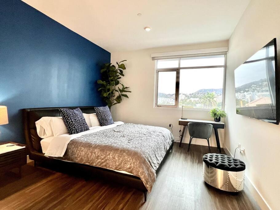New Designer Corner Penthouse 2 Bedroom W/ 3 Beds Apartment *