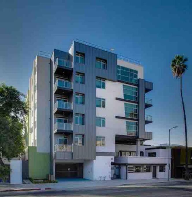New Designer Corner Penthouse 2 Bedroom W/ 3 Beds Apartment *