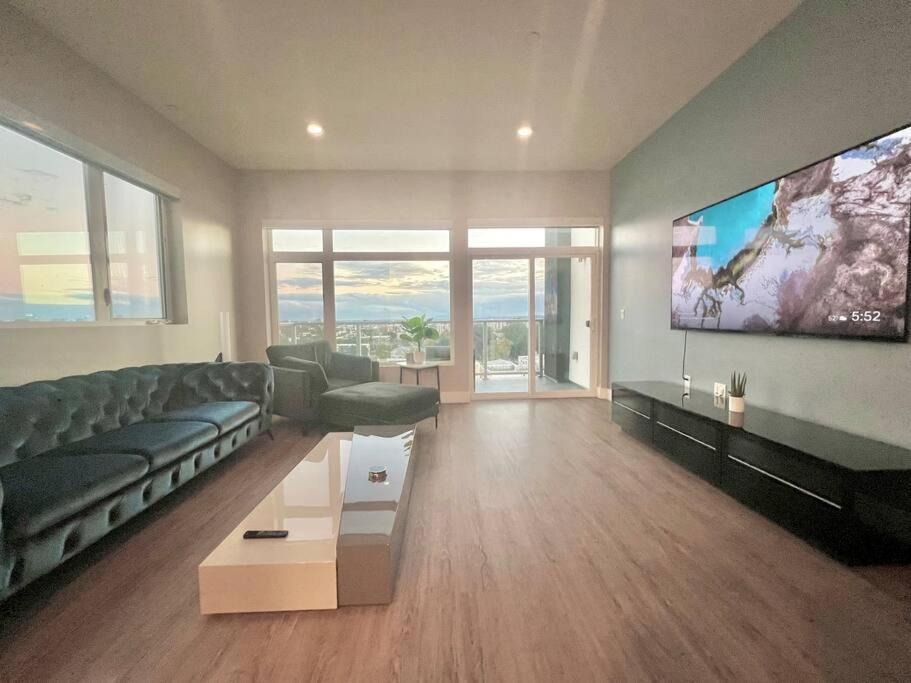 Luxe Corner Penthouse 1br On Sunset