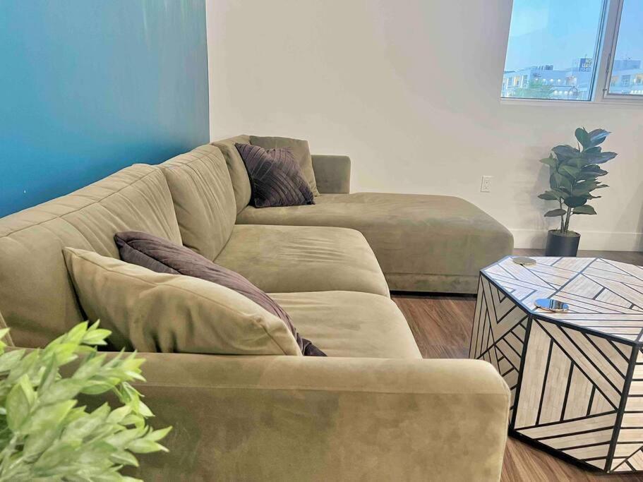New Designer Corner Penthouse 2 Bedroom W/ 3 Beds Apartment Los Angeles