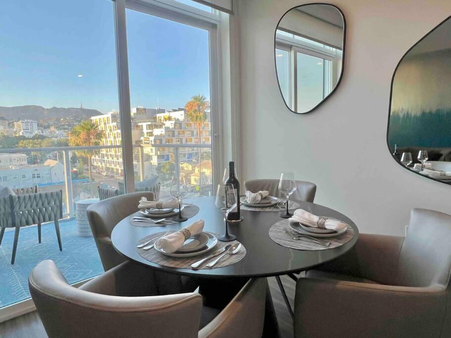 Apartment New Designer Corner Penthouse 2 Bedroom W/ 3 Beds *