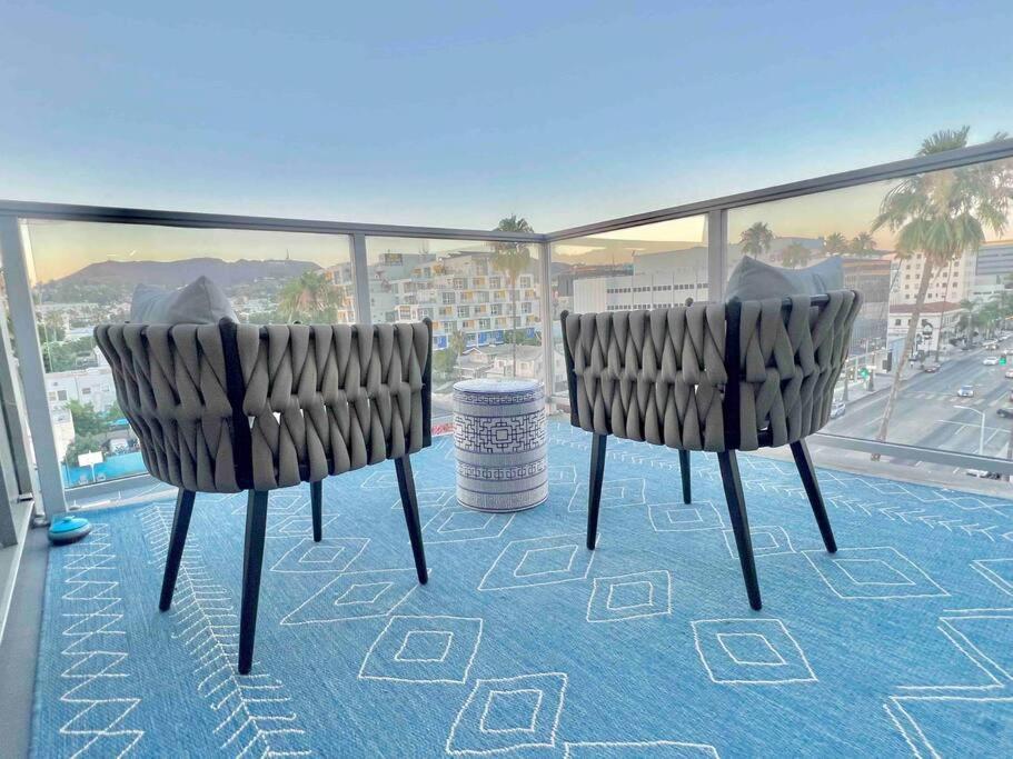 New Designer Corner Penthouse 2 Bedroom W/ 3 Beds Apartment *