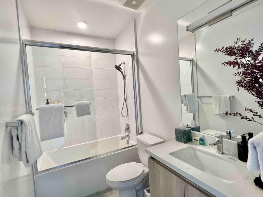 Apartment New Designer Corner Penthouse 2 Bedroom W/ 3 Beds