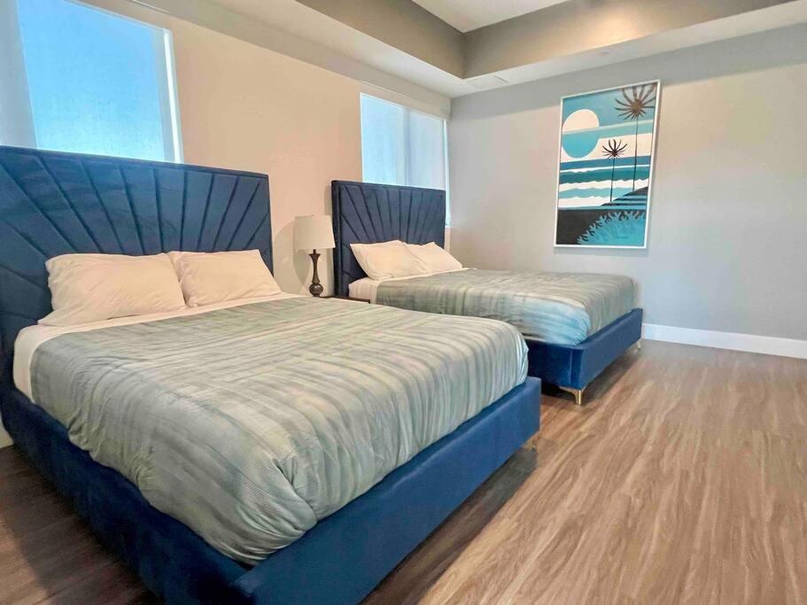 Apartment New Designer Corner Penthouse 2 Bedroom W/ 3 Beds *