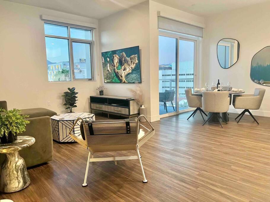 Apartment New Designer Corner Penthouse 2 Bedroom W/ 3 Beds Los Angeles