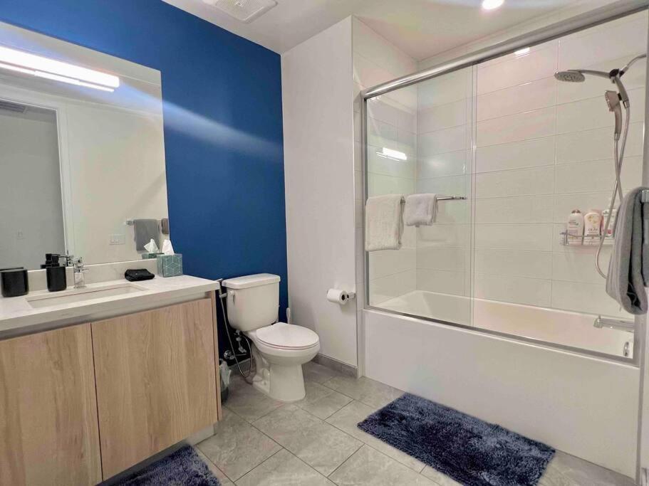 Apartment New Designer Corner Penthouse 2 Bedroom W/ 3 Beds