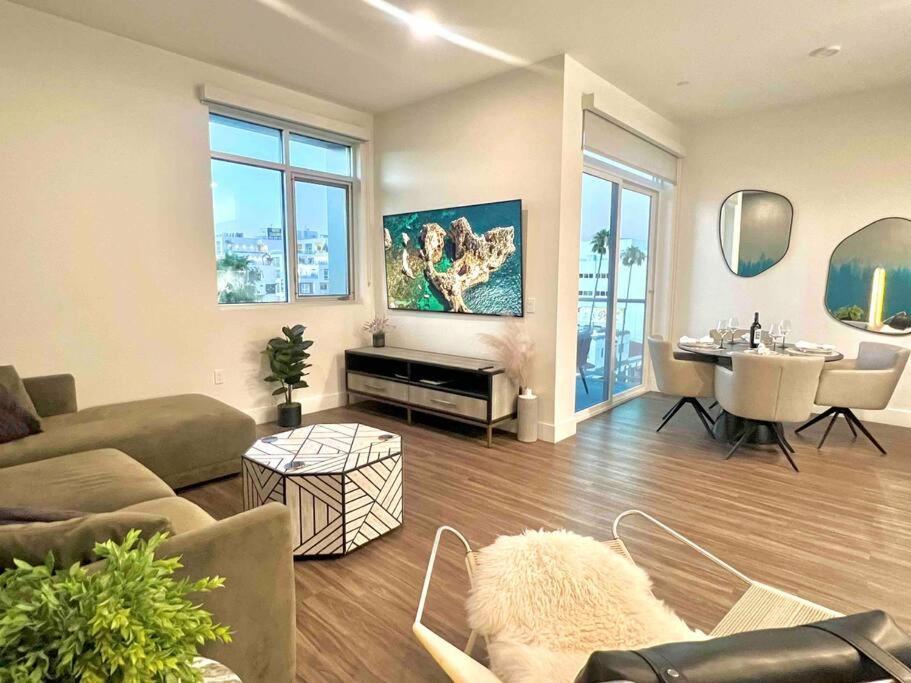 New Designer Corner Penthouse 2 Bedroom W/ 3 Beds Los Angeles