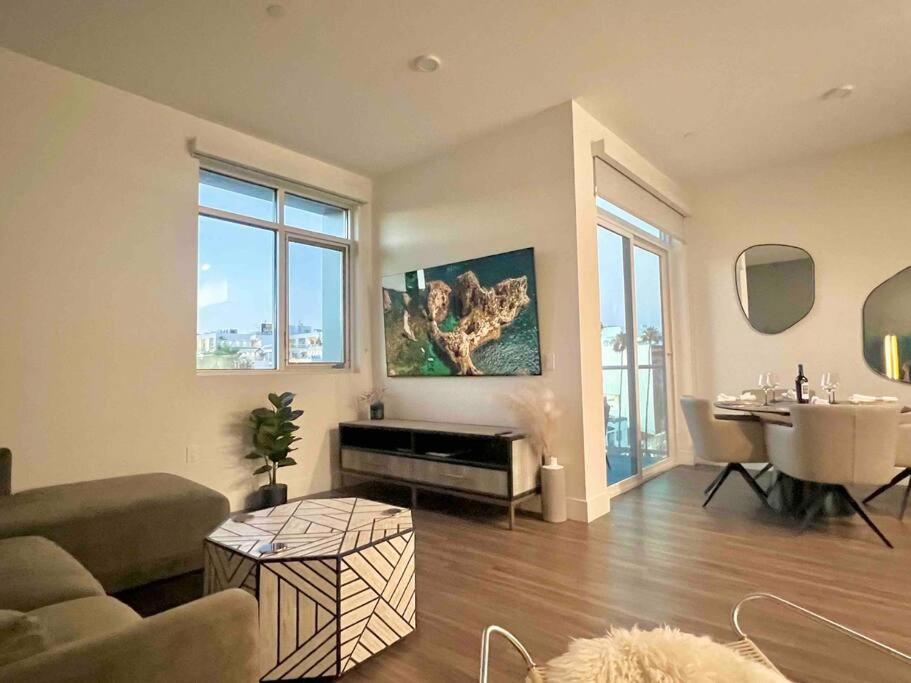 Apartment New Designer Corner Penthouse 2 Bedroom W/ 3 Beds *
