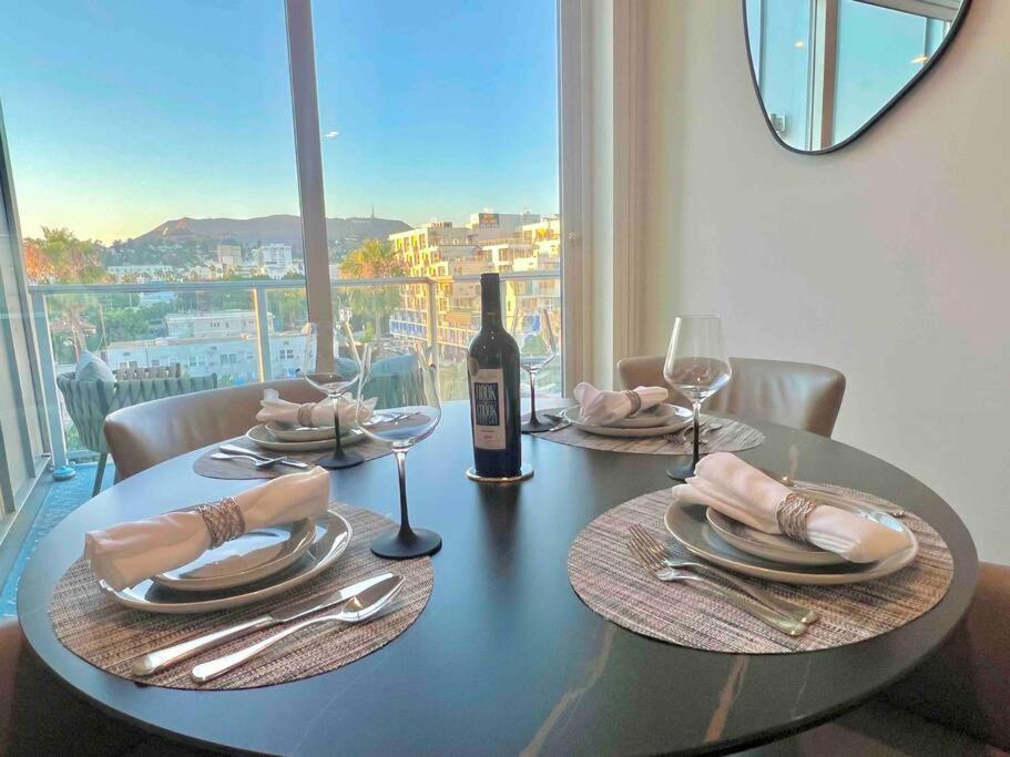 New Designer Corner Penthouse 2 Bedroom W/ 3 Beds Apartment *