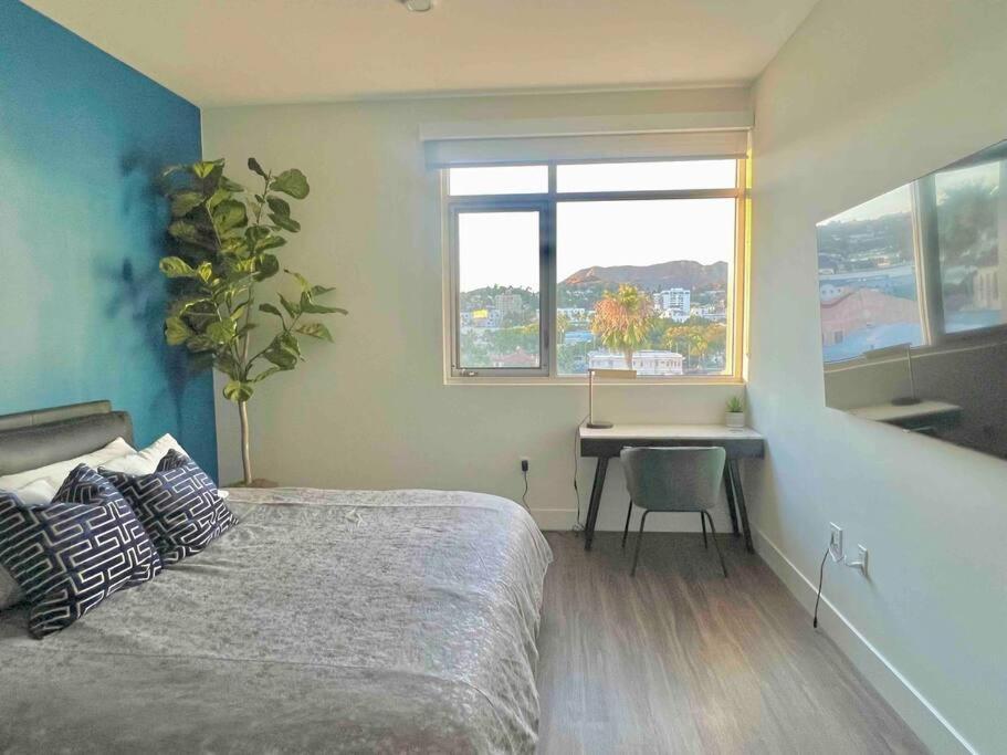 New Designer Corner Penthouse 2 Bedroom W/ 3 Beds * Los Angeles