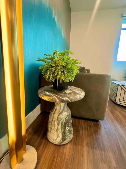 New Designer Corner Penthouse 2 Bedroom W/ 3 Beds Apartment Los Angeles