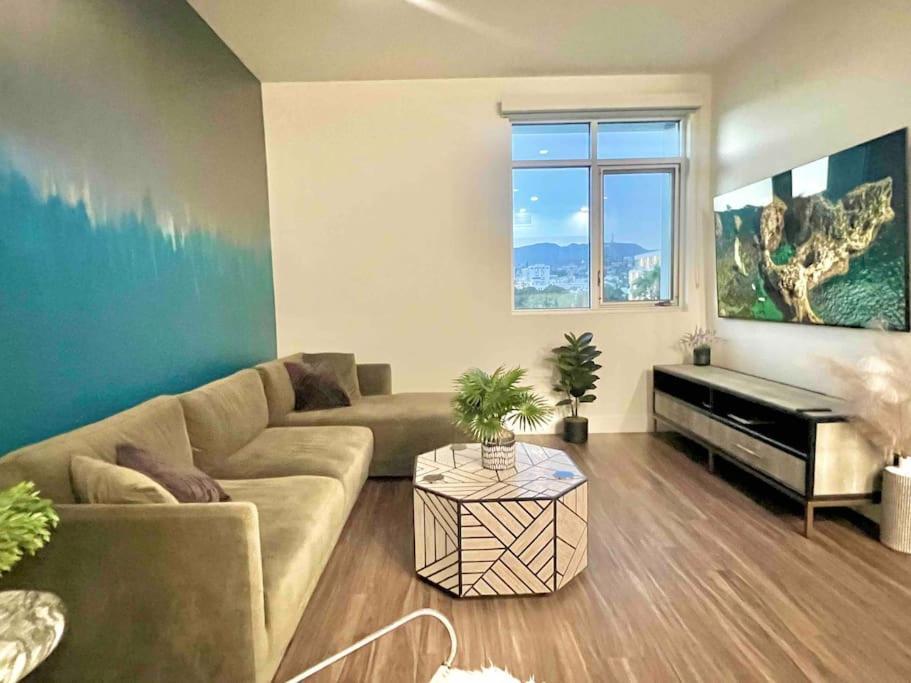 New Designer Corner Penthouse 2 Bedroom W/ 3 Beds