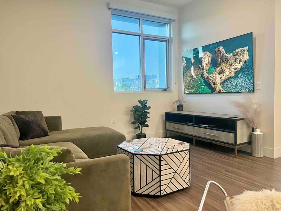 New Designer Corner Penthouse 2 Bedroom W/ 3 Beds * Los Angeles