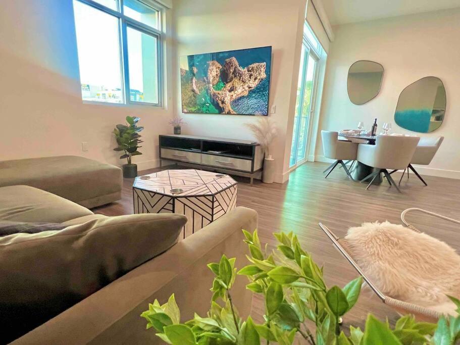Apartment New Designer Corner Penthouse 2 Bedroom W/ 3 Beds