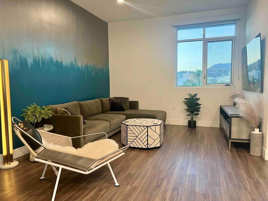 New Designer Corner Penthouse 2 Bedroom W/ 3 Beds Los Angeles