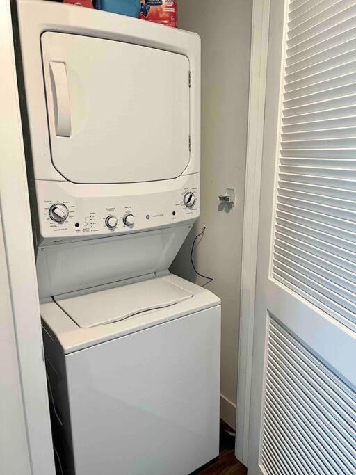 Apartment New Designer Corner Penthouse 2 Bedroom W/ 3 Beds *