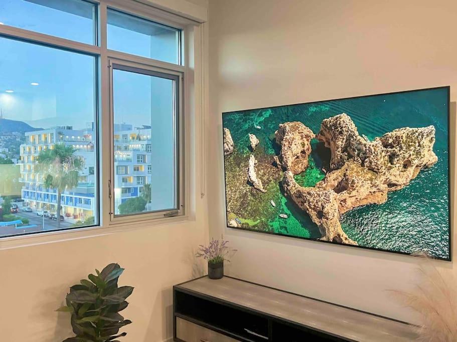 New Designer Corner Penthouse 2 Bedroom W/ 3 Beds Los Angeles