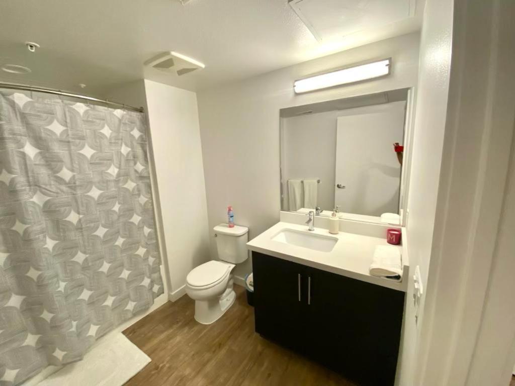 Universal 10 Min Drive Free Parking And Wifi Apartment
