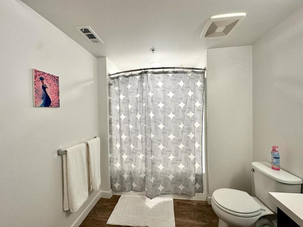 Universal 10 Min Drive Free Parking And Wifi *