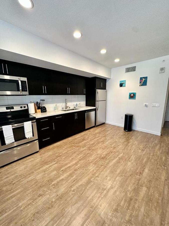Universal 10 Min Drive Free Parking And Wifi Apartment