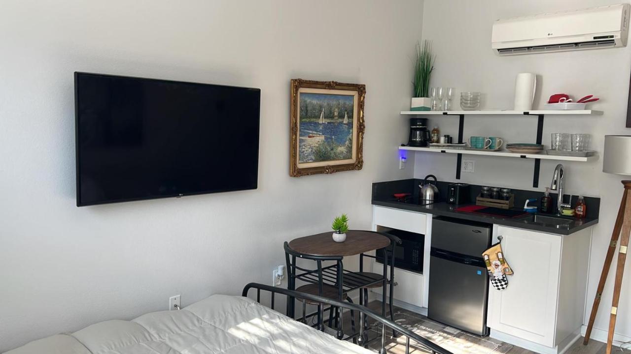 Newlodge East Hollywood Retreat