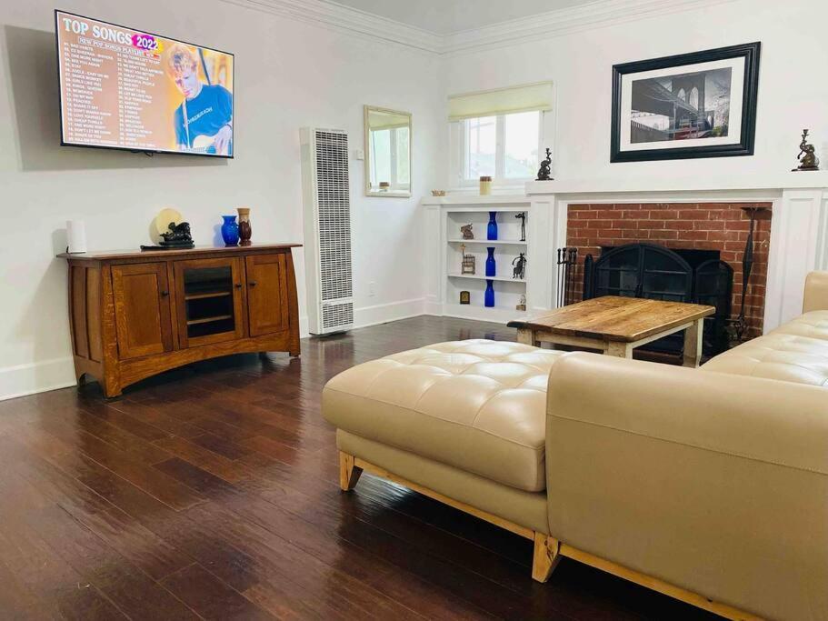 Stylish Gated 1,000sq Ft 1br + Bonus Br In Weho Private Designated Garage * Los Angeles