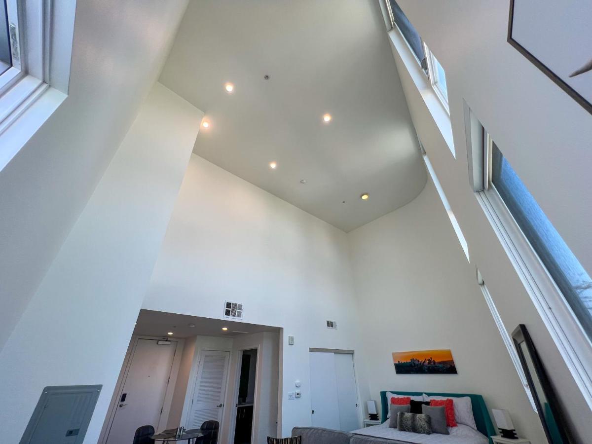 Luxury Downtown Penthouse With Skyline Views *