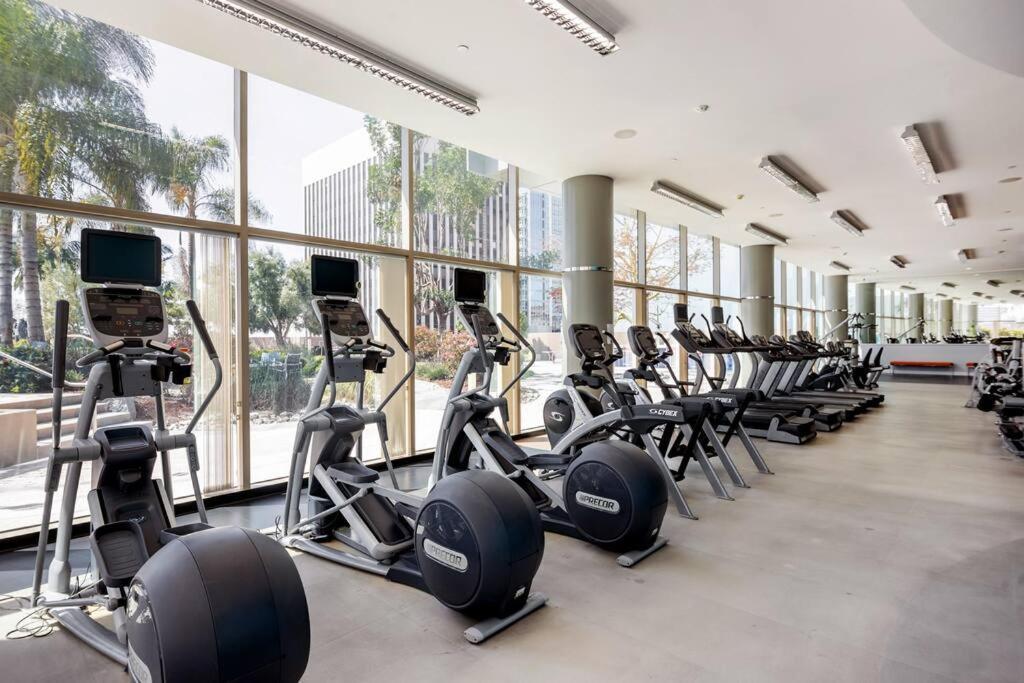 Gorgeous Luxury High Rise W/prvt Parking Apartment *