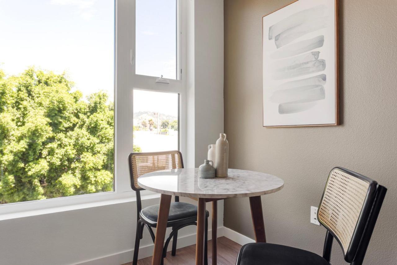 Hollywood 1br W Pool Gym Nr Coffee Shops Lax-1112 *
