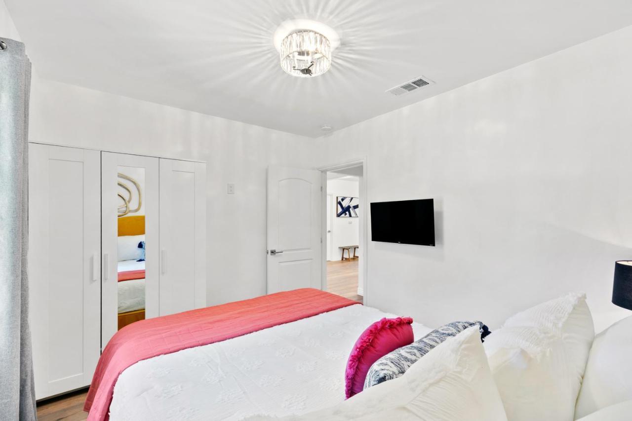 Contemporary With Pool Sleeps 10 * Los Angeles