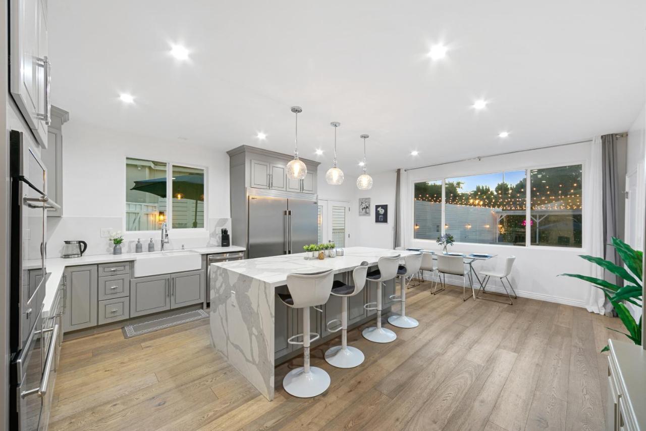 Contemporary With Pool Sleeps 10 *