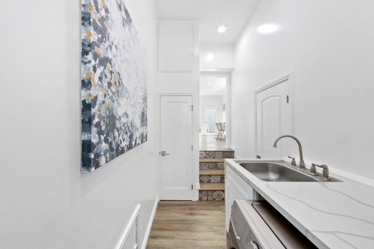 Acomodação com café da manhã  Contemporary With Pool Sleeps 10 Los Angeles