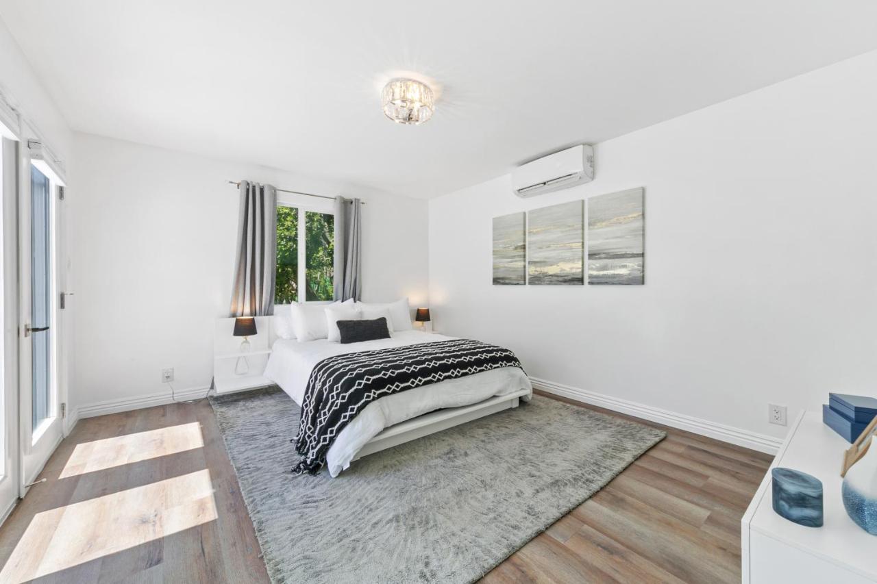Contemporary With Pool Sleeps 10 Los Angeles
