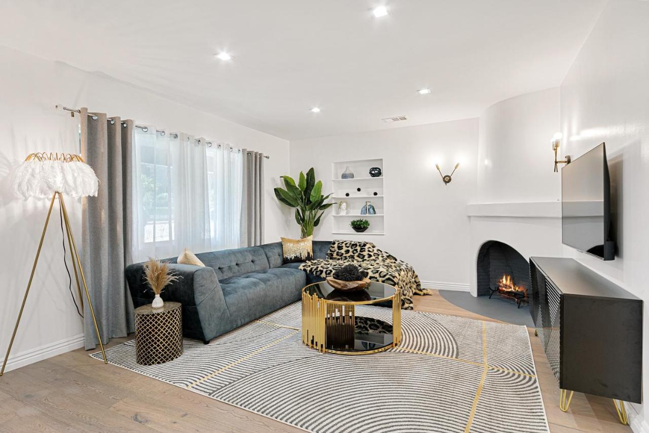 Contemporary With Pool Sleeps 10 *