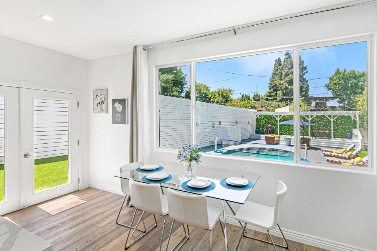 Contemporary With Pool Sleeps 10 *
