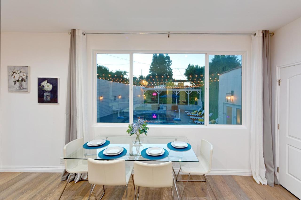 Acomodação com café da manhã  Contemporary With Pool Sleeps 10