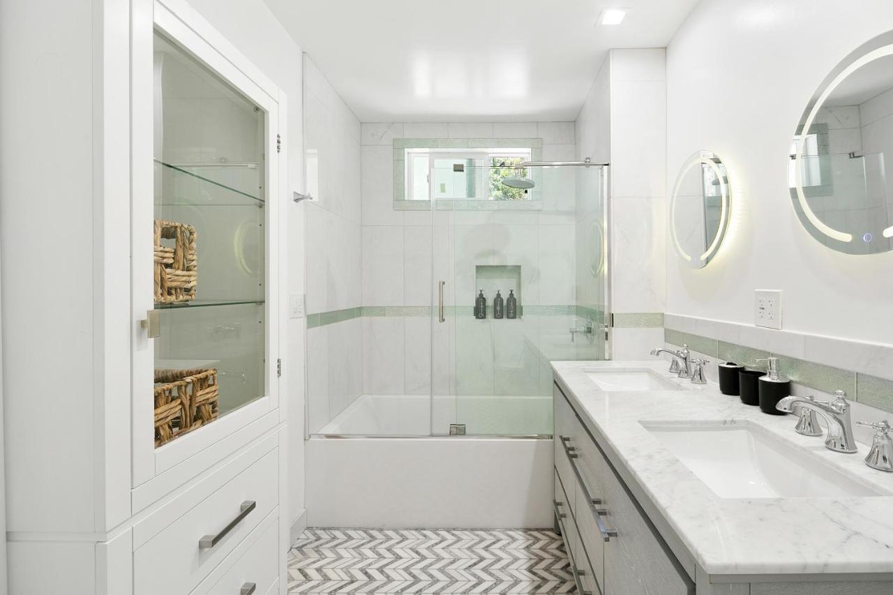 Contemporary With Pool Sleeps 10 Los Angeles