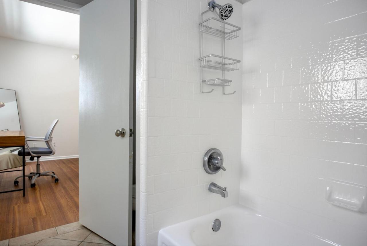 Beverly Hills 1br W Gym Pool Nr Bars Shops Lax-1119 *