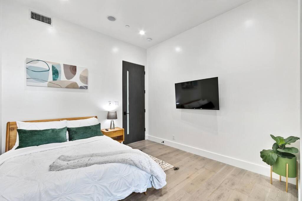 Beverly Hills Lux W. Pool, Rooftop & Parking Villa