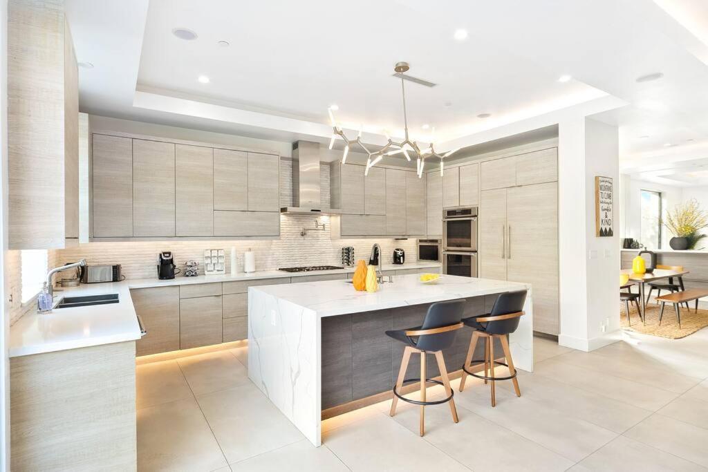 Beverly Hills Lux W. Pool, Rooftop & Parking Villa *