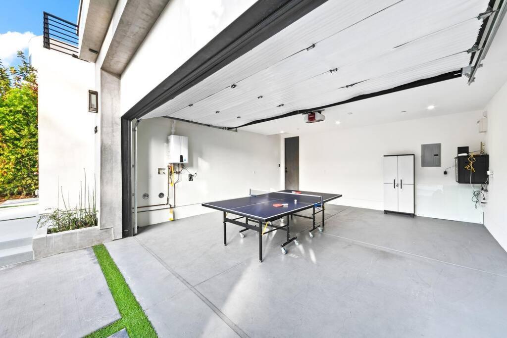 Beverly Hills Lux W. Pool, Rooftop & Parking Villa *
