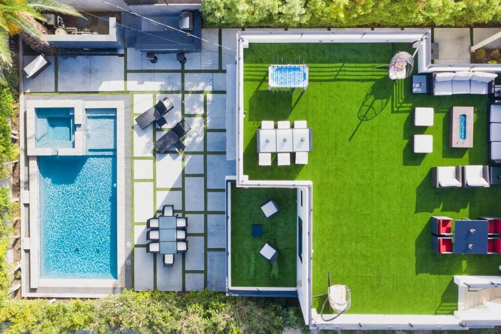 Beverly Hills Lux W. Pool, Rooftop & Parking Villa