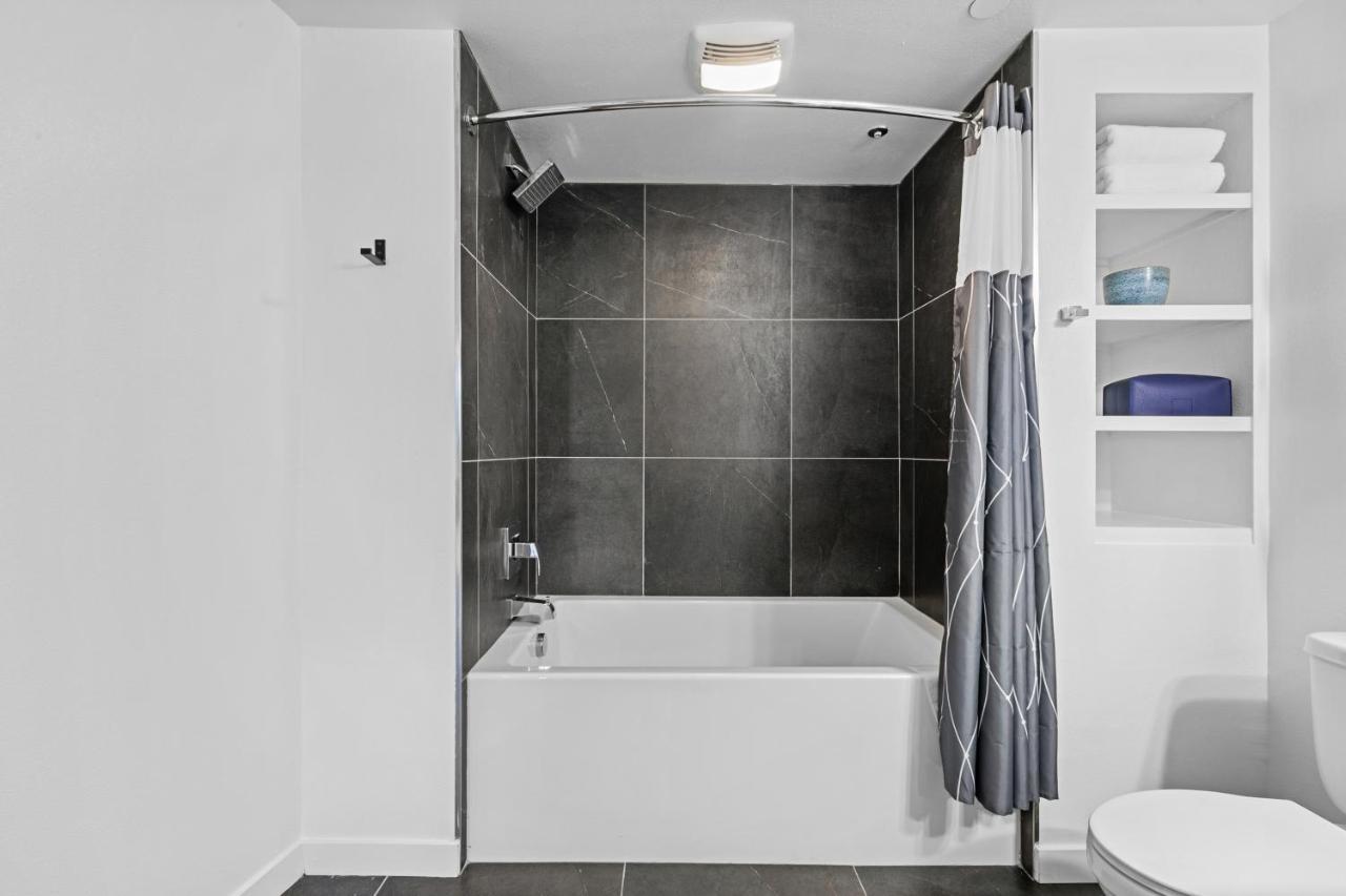 Beverly Grove Chic Oasis 2 Bedroom With Den 138