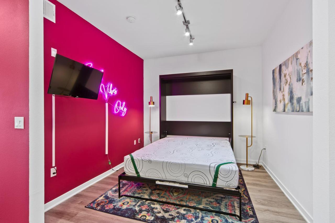 Fairfax District Chic Oasis 2 Bedroom With Den 136