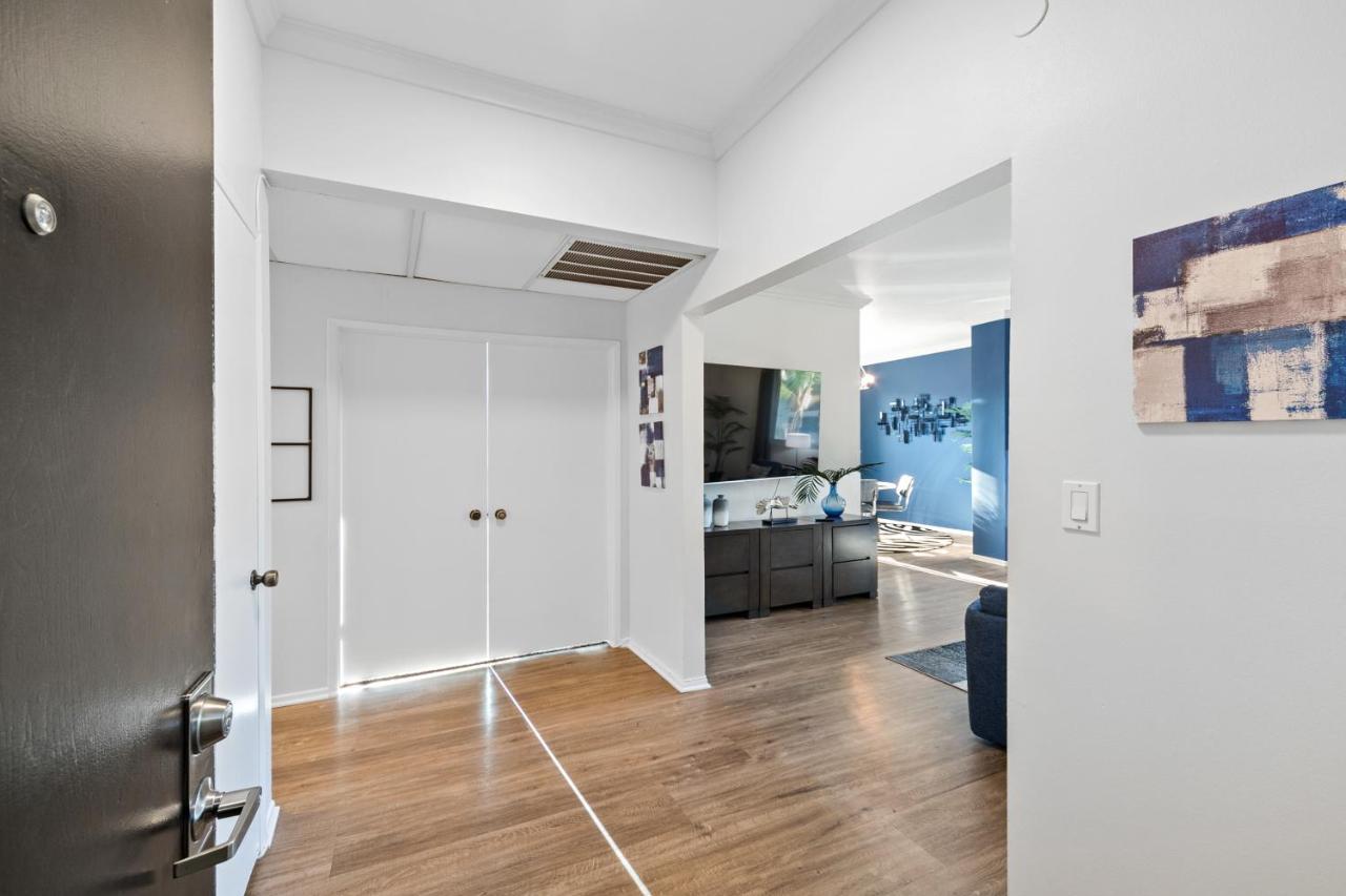 Beverly Hills Penthouse 2 Bedroom With Parking 407