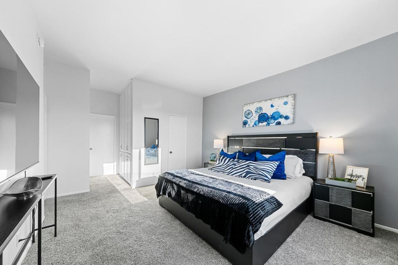 Beverly Hills Penthouse 2 Bedroom With Parking 407 *